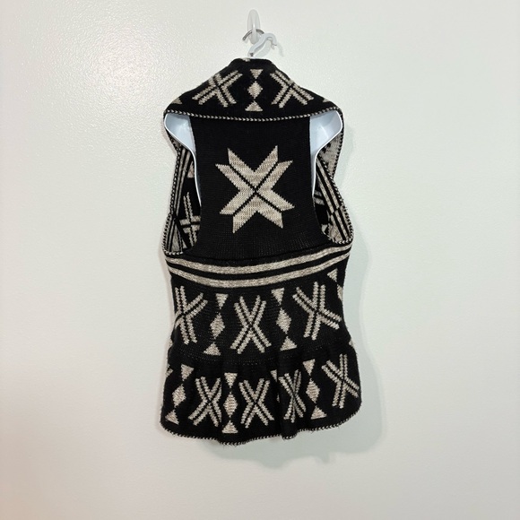 JohnPaulRichard Black and Cream Geometric Aztec Sweater Vest Cardigan Shawl SzL - Picture 6 of 10